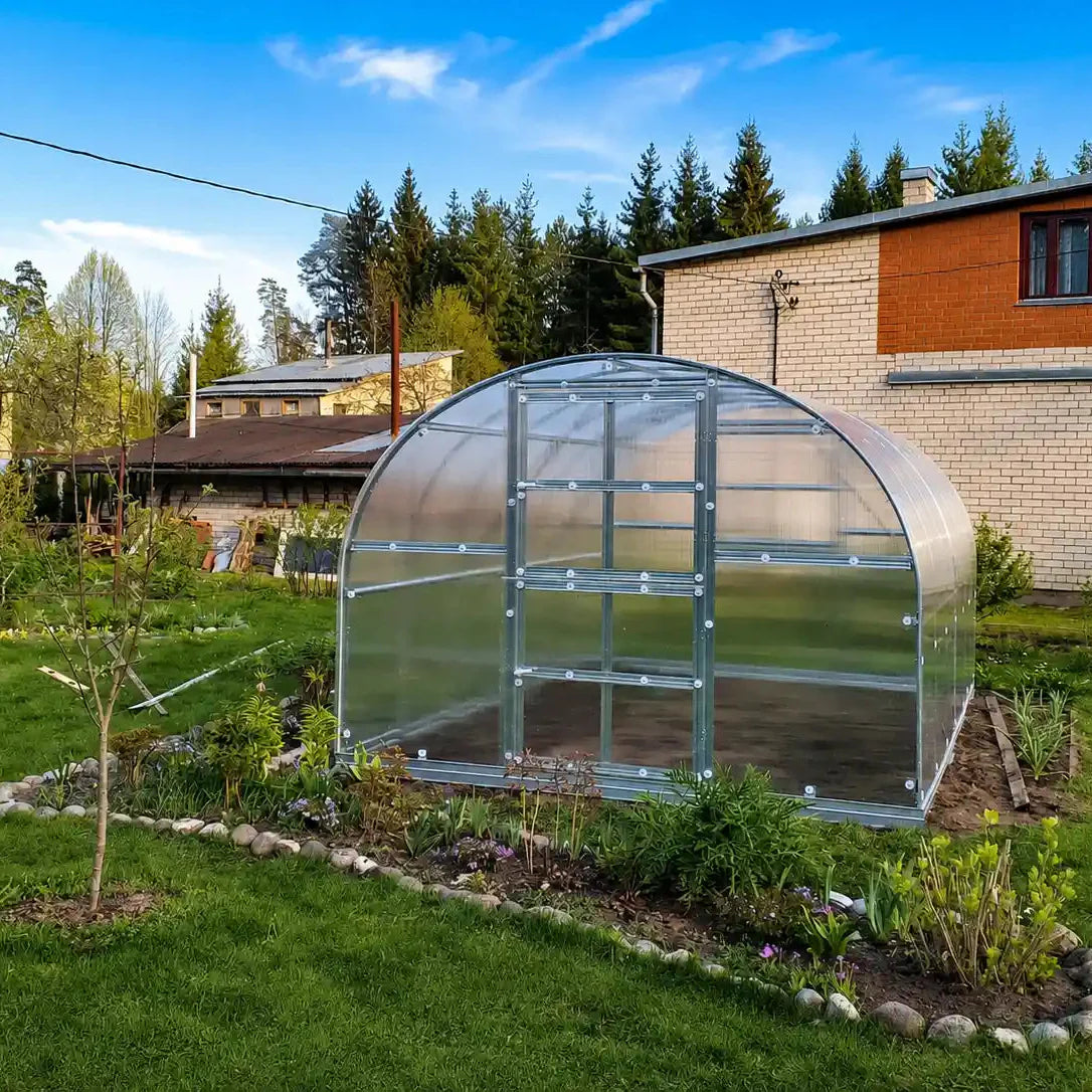 serre de jardin tunnel polycarbonate L'intemporelle (12m²) en 6mm vue extérieure - AtmoSerre